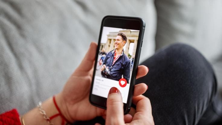 Meno di tre secondi: come si sceglie il/la partner sulle app