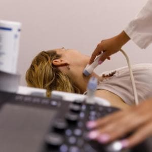 Tiroide, cosa accade se il sistema immunitario la attacca: come nasce l’ipotiroidismo
