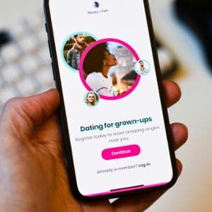 Scrolla, scegli o cancella. Perché le app di dating ci fanno stare male?