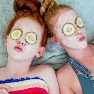 Cosmetici per adulti usati da bambine e adolescenti: ecco i rischi per la pelle