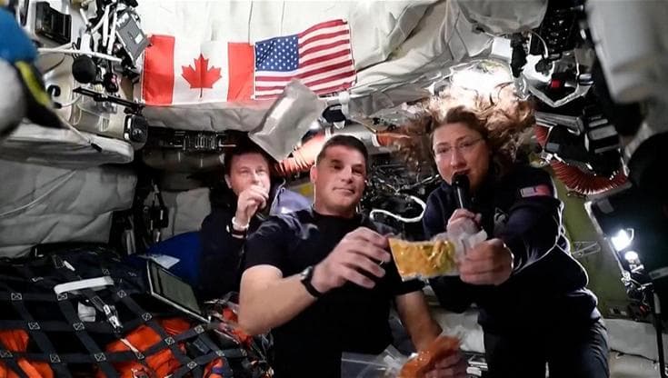 Tortillas, cous cous e Nutella: cosa mangiano gli astronauti di Artemis II sulla luna