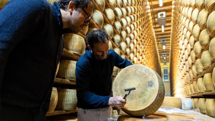Alessandro Negrini in visita presso il Caseificio di Parma - Parmigiano Gennari
