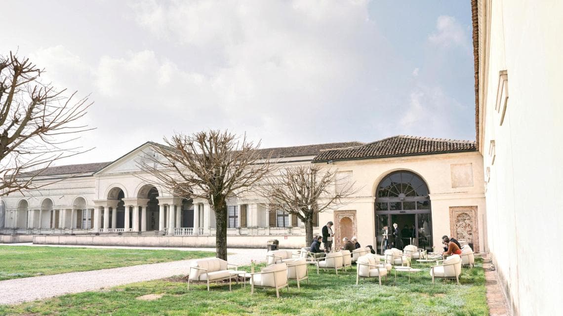 Il giardino del bistrot che guarda l'esedra