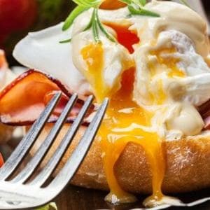 Uova alla Benedict, una ricetta da Oscar dalla paternità contesa