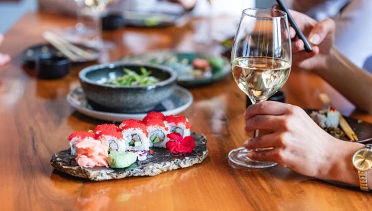 Dalle bollicine ai rossi, quale vino bere con il sushi