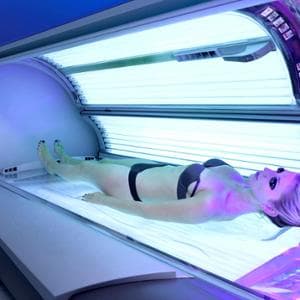 I lettini solari modificano il Dna della pelle (molto più del sole)