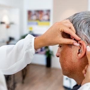 Sì, trattare i problemi di udito aiuta anche il cervello