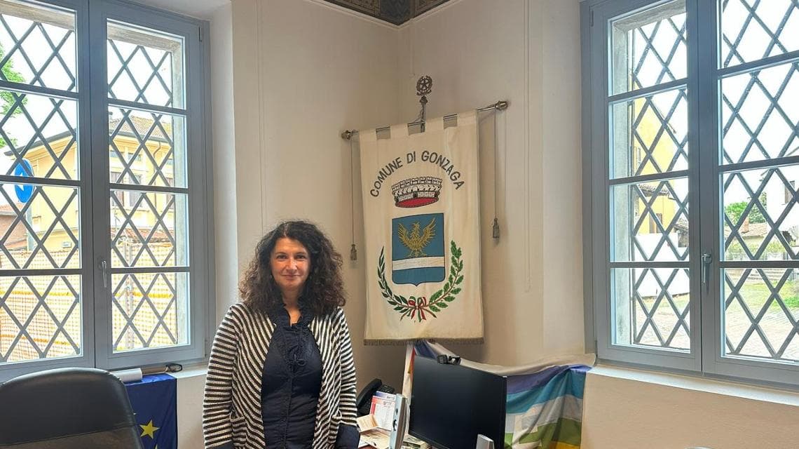 Elisabetta Galeotti, sindaca di Gonzaga nel suo ufficio (foto: Eleonora Dragotto)