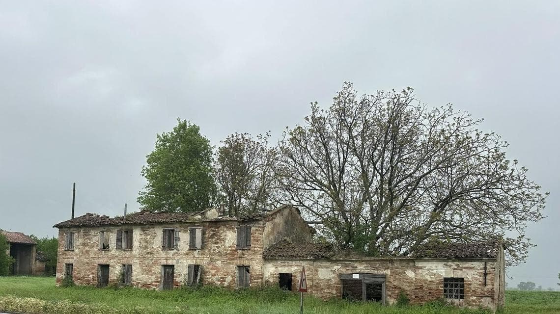 Un casale abbandonato a Gonzaga (foto: Eleonora Dragotto)