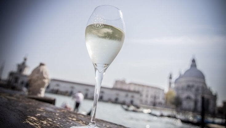 Il Telegraph attacca il Prosecco: meglio Champagne e Cava Critiche e stereotipi, ma il mercato vola