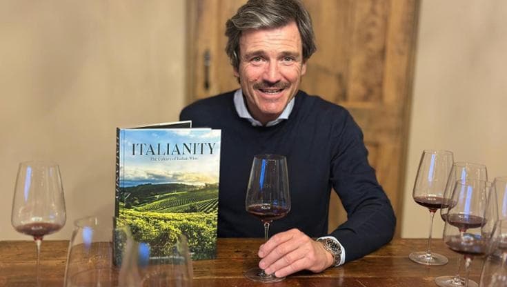 Andrea Lonardi con il suo libro "Italianity"