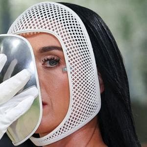 Met Gala, perché Katy Perry ha indossato un guanto a sei dita