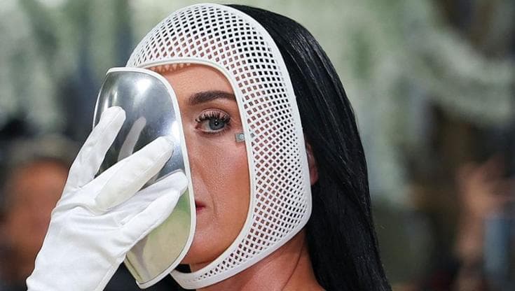 Met Gala, perché Katy Perry ha indossato un guanto a sei dita