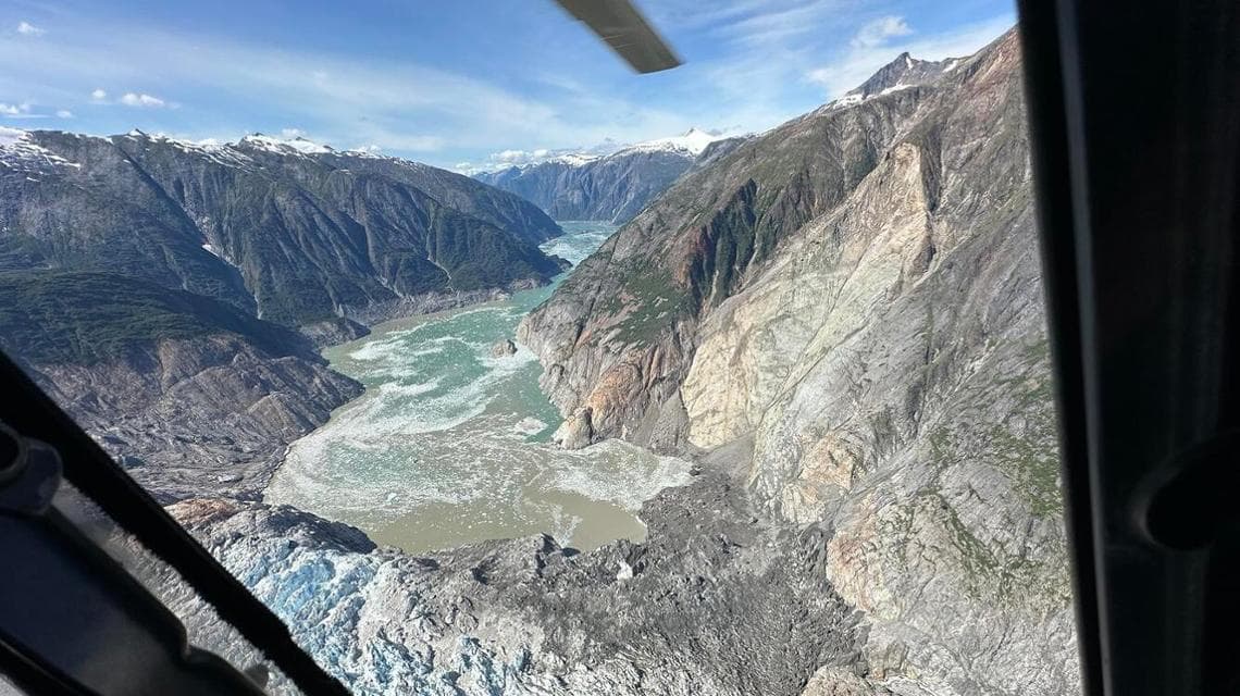 Tracy Arm Fiyordu, Alaska'daki kaya yüzeyinin çökmesinden hemen sonra bölge uçarak geçti (fotoğraf: USGS)