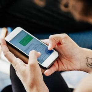 Truffe online: come riconoscere il falso SMS della banca o di Poste Italiane