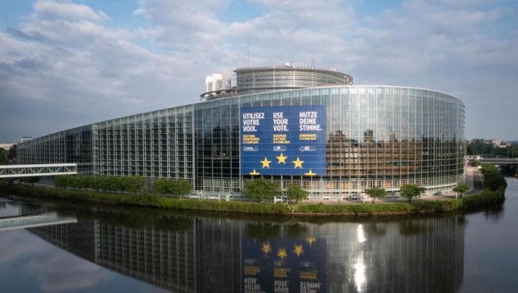 Via libera alla semplificazione dell’AI Act: come cambiano le regole europee sull’IA