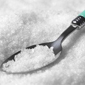 Troppo sale nella dieta degli italiani, solo uno su sei nei limiti Oms: come ridurlo