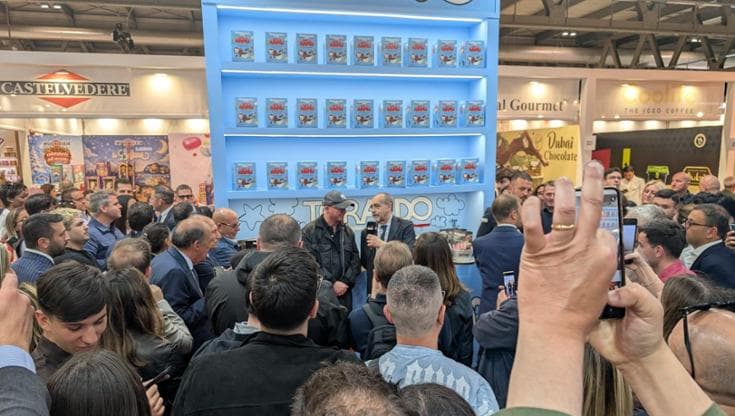 Folla per Gigi D'Alessio a Tuttofood (@LaraLoreti)