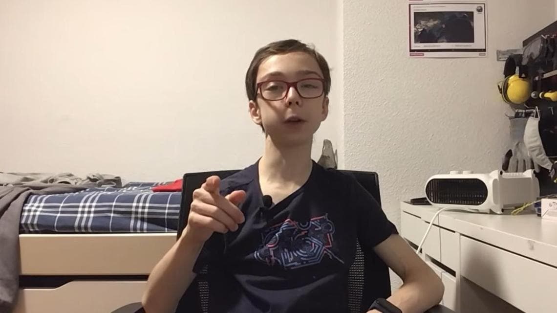 Lo youtuber spagnolo Flamethrower, appassionato di ingegneria, robotica, elettronica e programmazione
