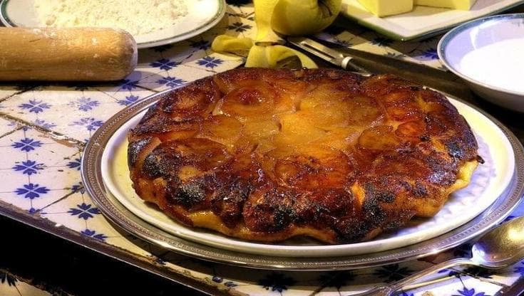 Tarte Tatin, due sorelle e una leggenda nata per sbaglio
