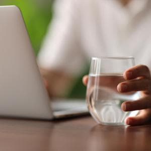 Calcoli renali, basta poca acqua in più al giorno per fare la differenza nel prevenire le recidive