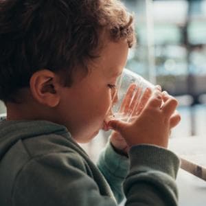 Caldo e bambini disidratati, i genitori non se ne accorgono: cosa si rischia e i segnali