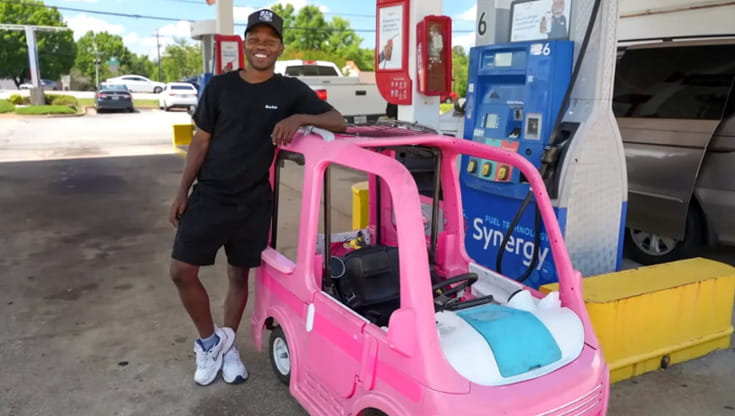 Mali Hightower e il suo camper di Barbie riadattato