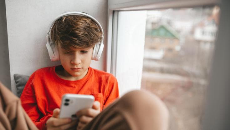 Minori online, l'Europa stringe i tempi: dalla maggiore età digitale alla verifica dell'età