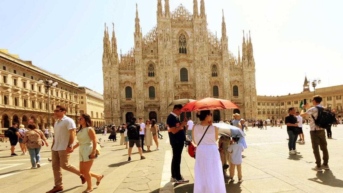 27 Mayıs'tan bir fotoğrafta Milano'da çok sıcak bir gün (fotoğraf Ansa)