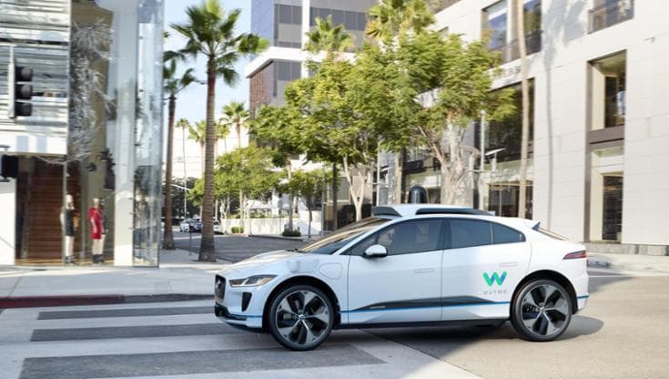 I robotaxi guardano lontano ma le persone e la politica li guardano con sospetto