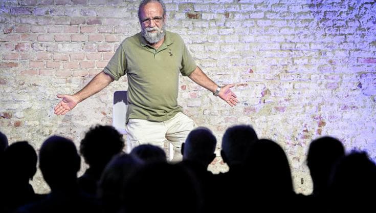 Giobbe Covatta al Festival di Green&Blue con lo spettacolo “70. Riassunto delle puntate precedenti”