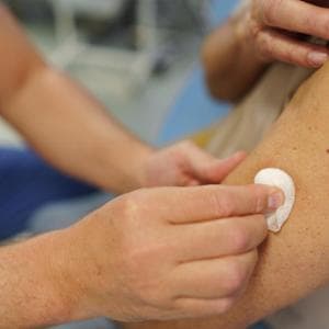 Demenza e Alzheimer, due vaccini comuni potrebbero aiutarci a prevenirli