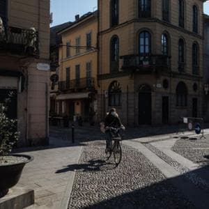 L’Italia resta in auto: il rapporto “Mobilitaria”, un Paese a due velocità