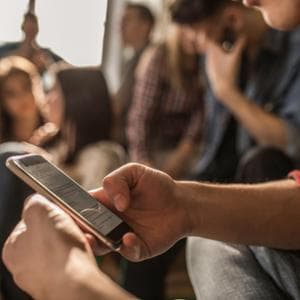 Divieto social sotto i 16 anni, lo psicologo Lancini: “Non serve proibire, va creata un’alternativa”