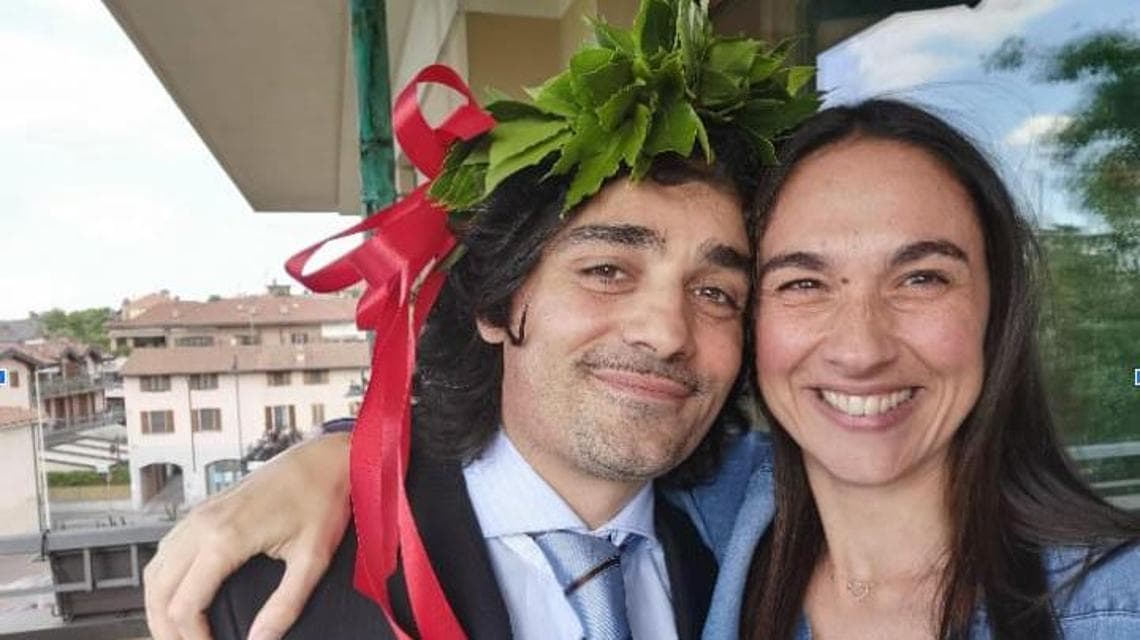 Davide il giorno della sua laurea con accanto la moglie Eleonora