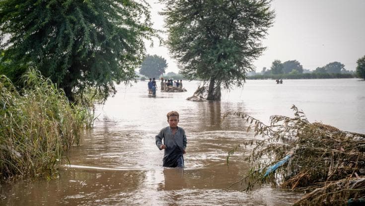 Unicef: un miliardo di bambini esposto almeno a “tre rischi climatici”