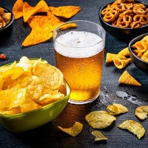 Alcol, ci fa venire voglia di cibo spazzatura che ci fa ingrassare: ecco perché