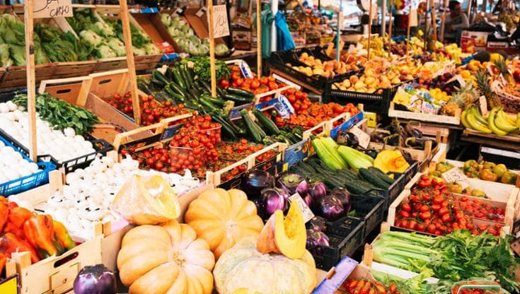 Dalla spesa al mercato alla lotta agli sprechi, i passi concreti per aiutare il pianeta