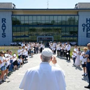 Papa Leone XIV, la visita al Cnao nel segno dell’ascolto e della cura