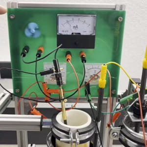 Una tazza di tè (verde) per alimentare il futuro: la batteria organica che sfida il litio