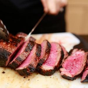 Carne rossa, infiamma l’intestino e fa venire la colite