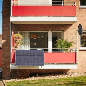 Pannelli solari da balcone, l’Ue vuole semplificare le procedure per tutti i Paesi: ecco come