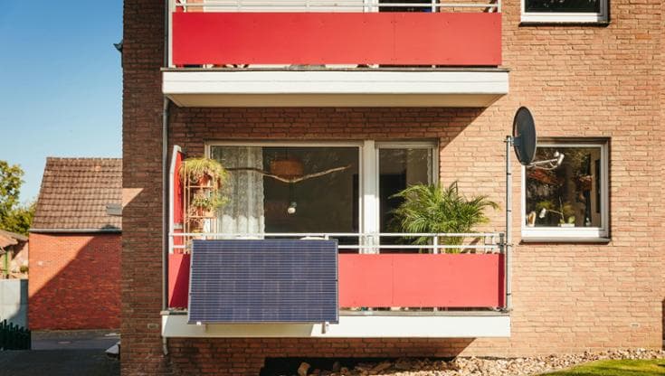 Pannelli solari da balcone, l’Ue vuole semplificare le procedure per tutti i Paesi: ecco come