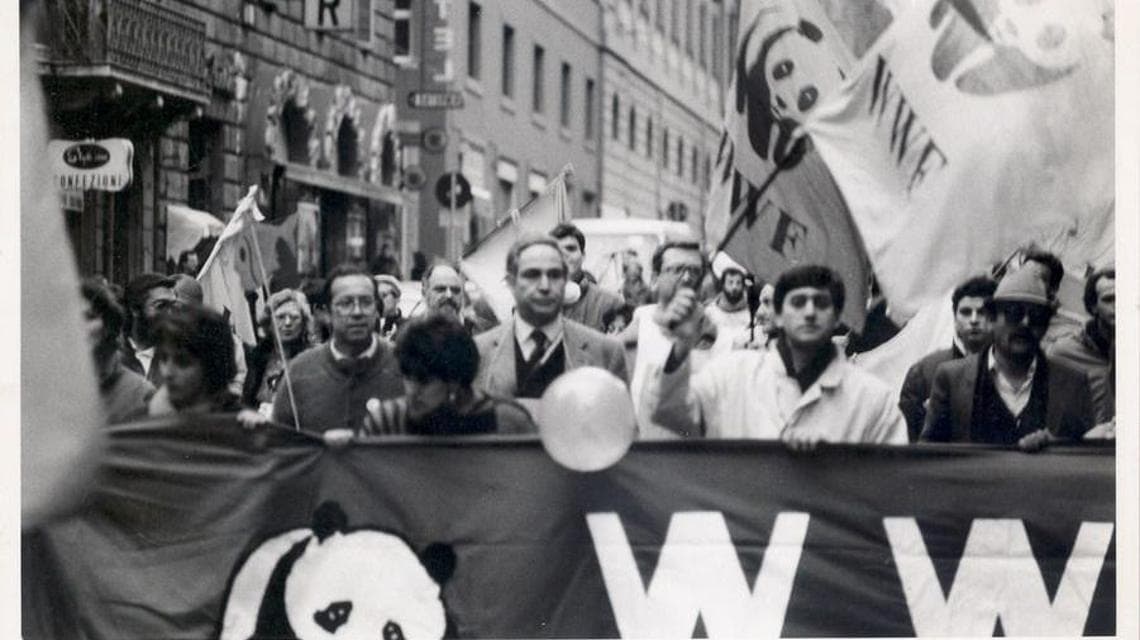 Fulco Pratesi in una delle prime manifestazioni del Wwf del 1966 (archivio Wwf Italia)