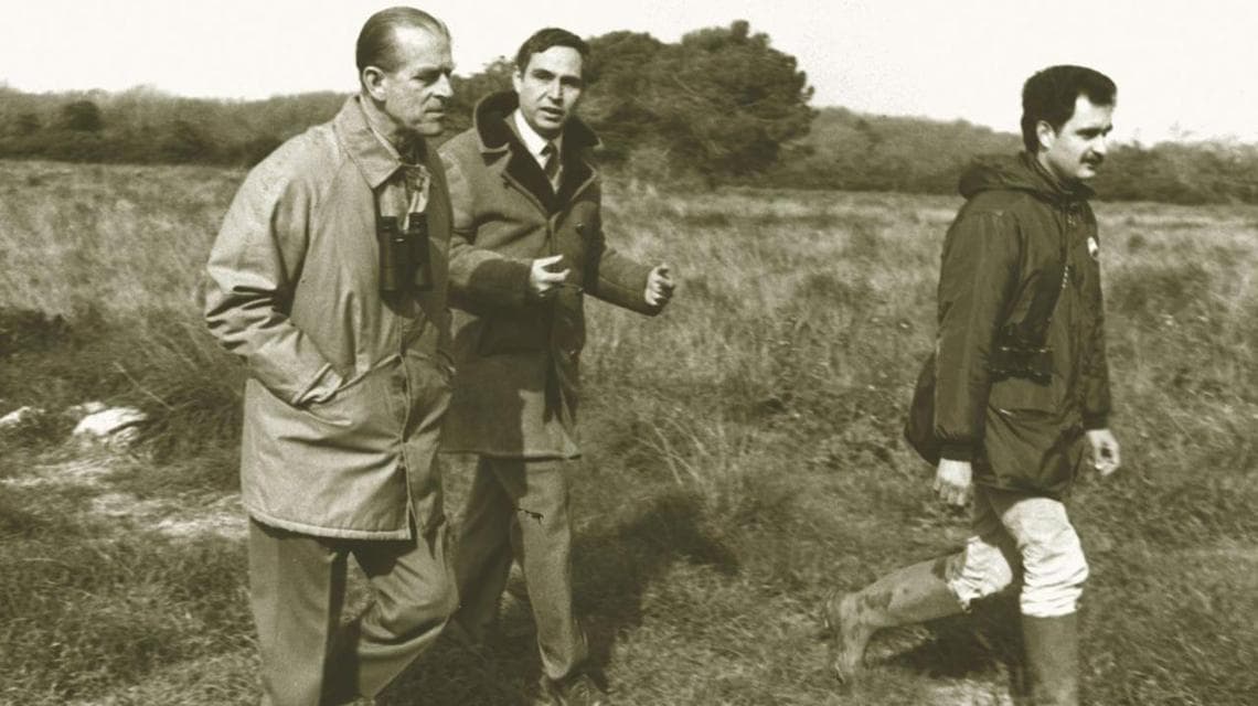 Fulco Pratesi con il principe di Edimburgo in visita ad una delle oasi (archivio Wwf Italia)