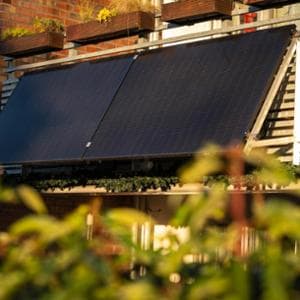 Mini-agrivoltaico sul terrazzo o sul balcone: più ombra per l’orto e meno consumo di energia
