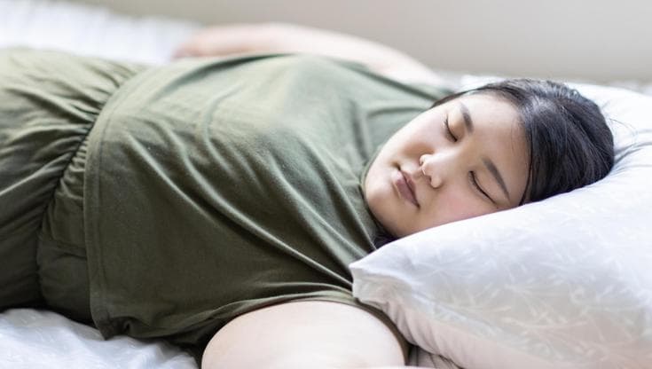 Bastano novanta minuti di sonno in meno a notte per ingrassare