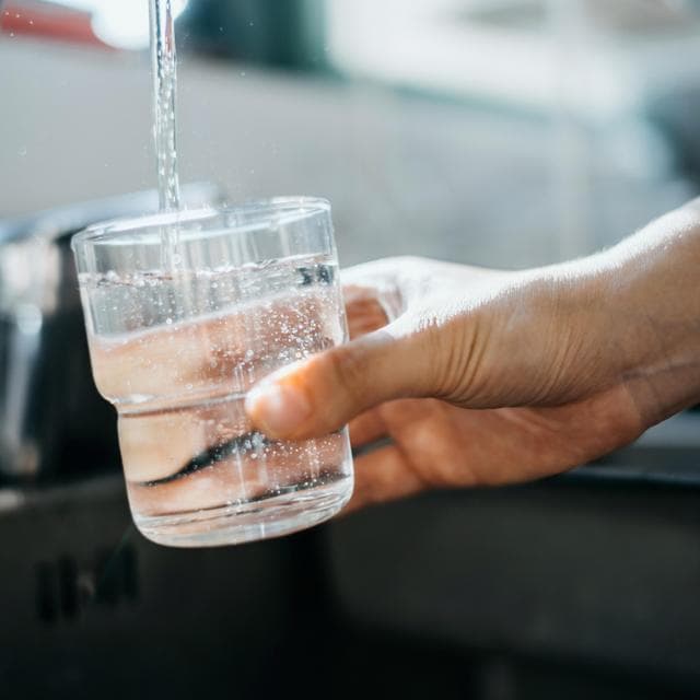 L’acqua del rubinetto è sicura? I nuovi controlli per garantirne la qualità fino al bicchiere