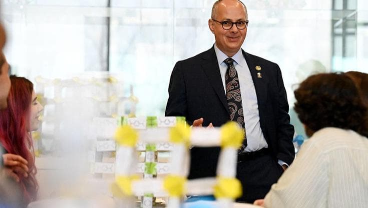 Il Nobel per la chimica Omar Yaghi lascia gli Usa e sceglie la Cina