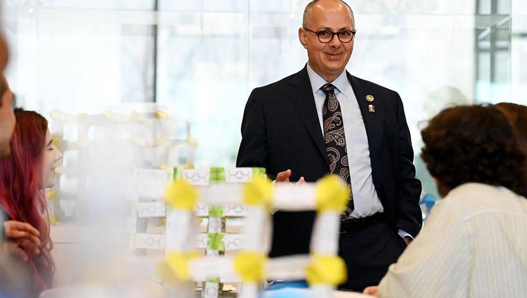 Il Nobel per la chimica Omar Yaghi lascia gli Usa e sceglie la Cina